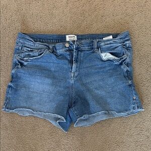 Women’s Kensie denim shorts size 12/31 great condition Tie paper